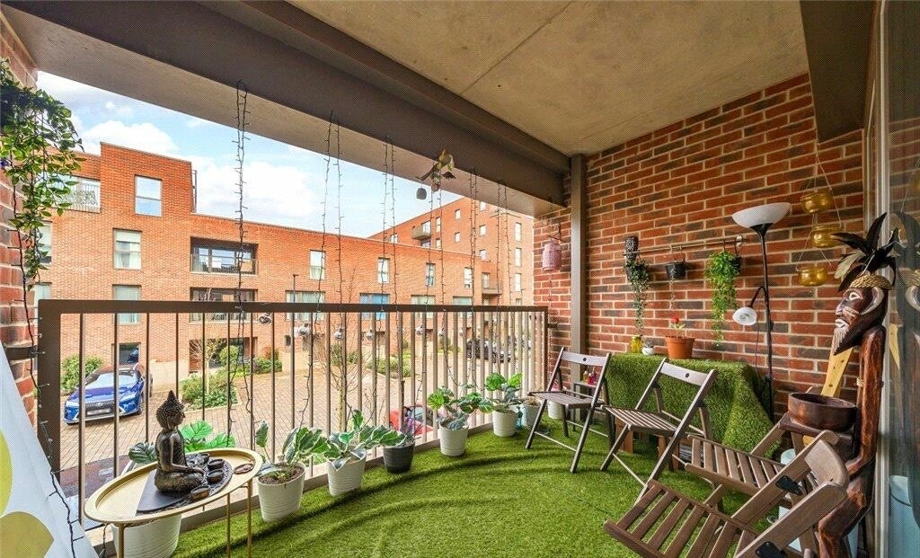 Flat Harrow View in Greater London
