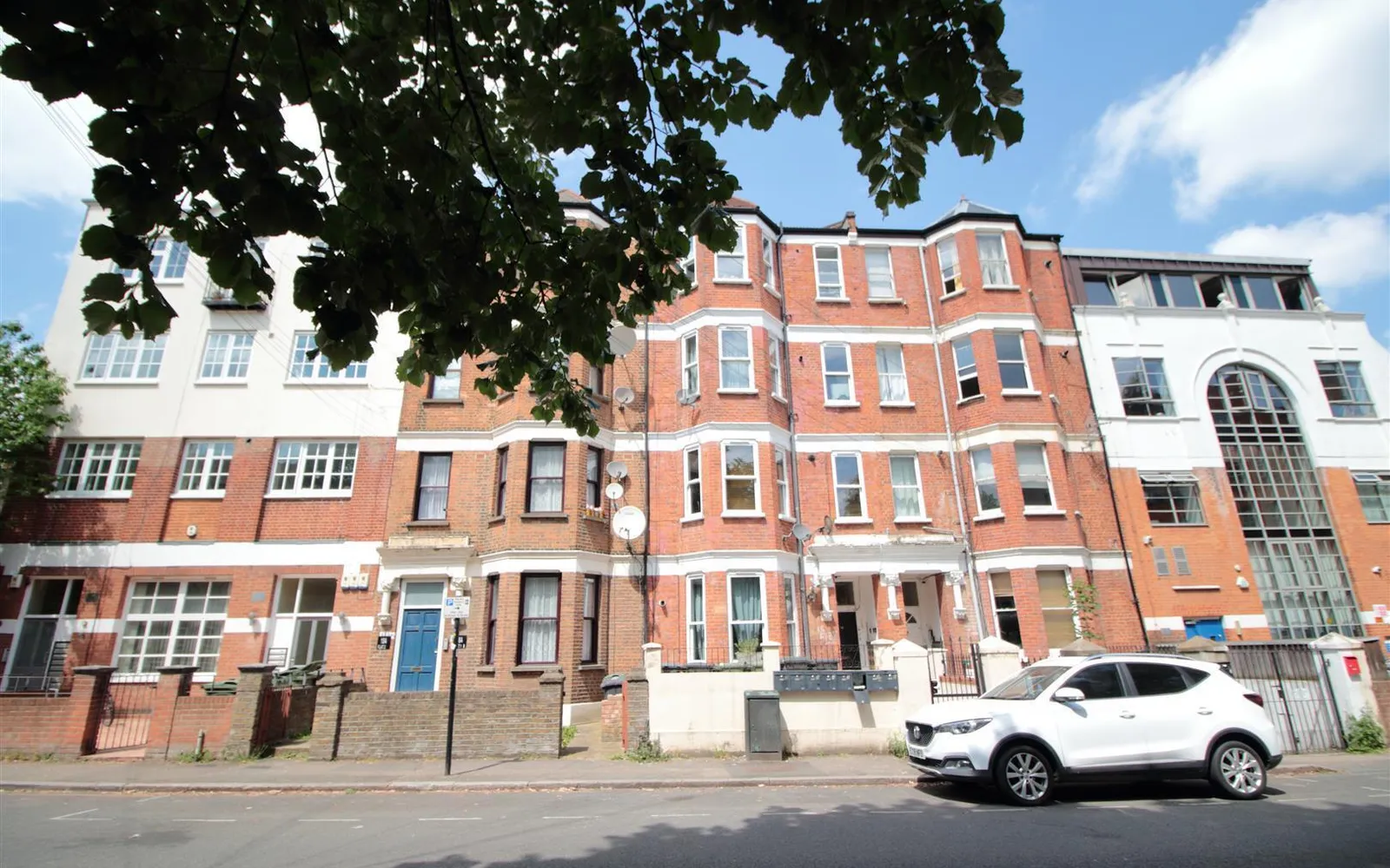 Flat Brixton Road in Greater London