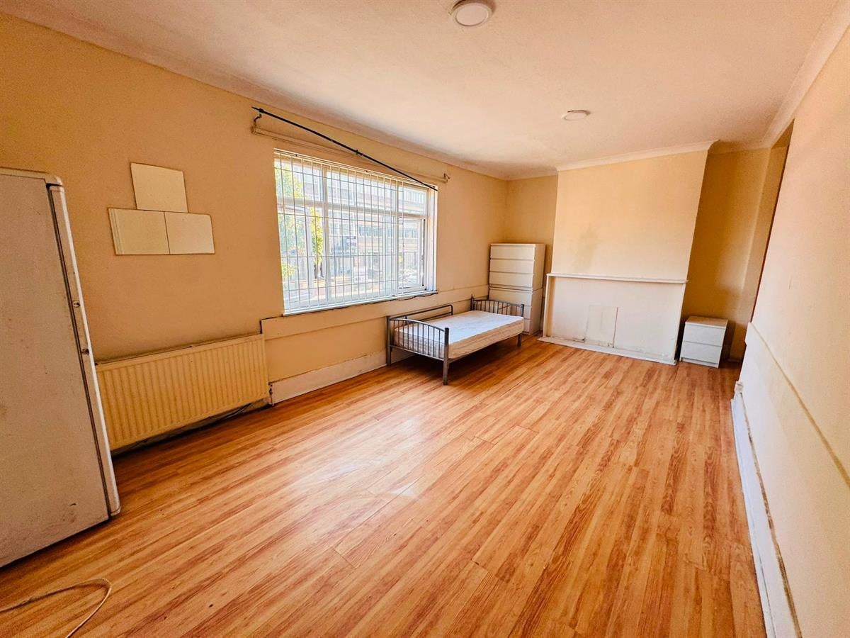 Flat Romford Road in Greater London