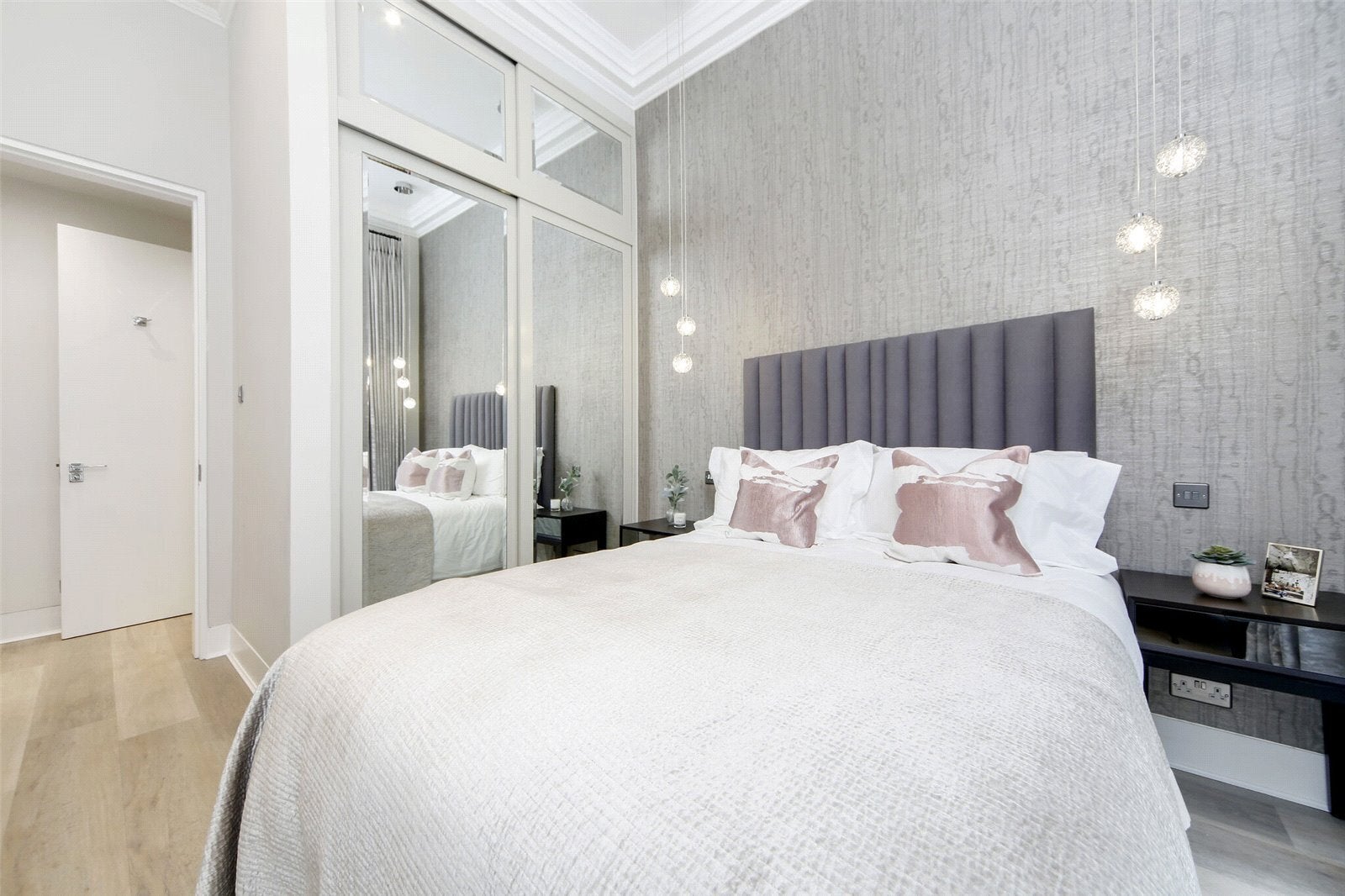 Flat Sloane Gardens in Greater London