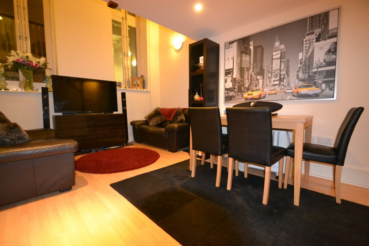 Flat Wilton Place in Salford