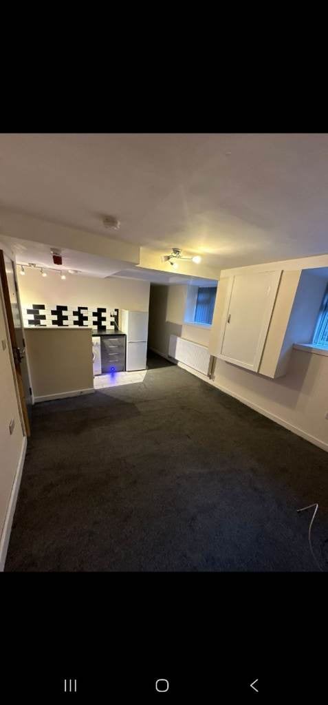 Flat Apsley Crescent in Bradford