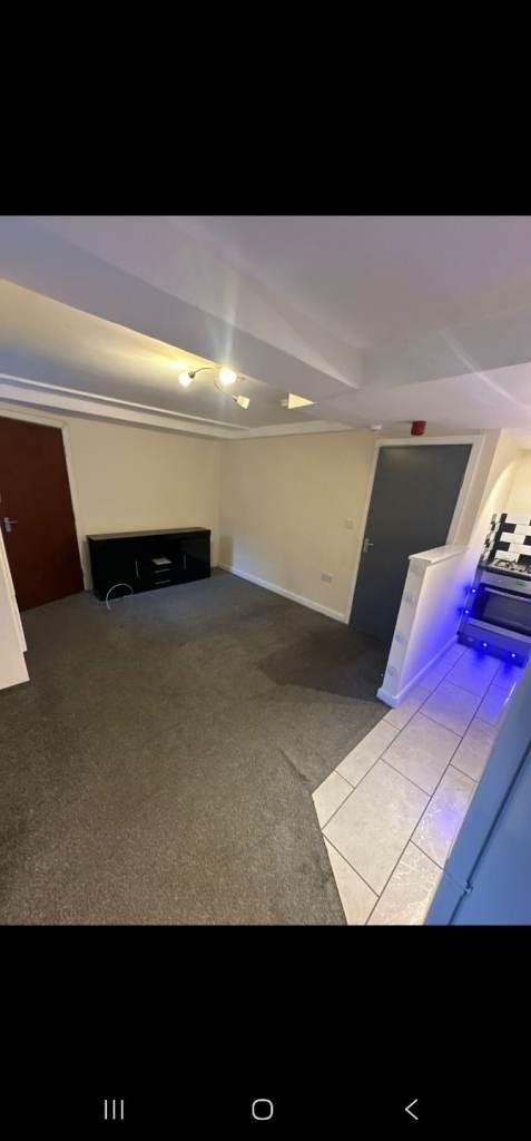 Flat Apsley Crescent in Bradford