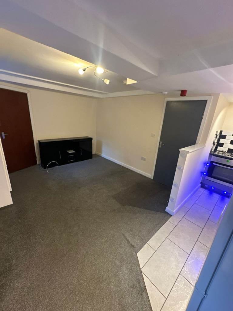 Flat Apsley Crescent in Bradford
