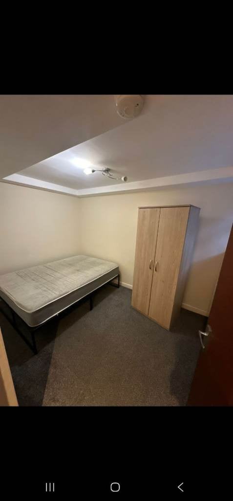 Flat Apsley Crescent in Bradford