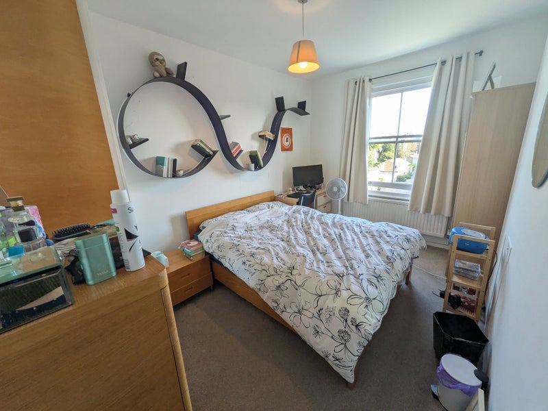 Room Doves Yard in Greater London