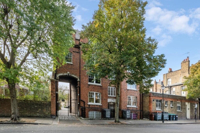 Room Doves Yard in Greater London