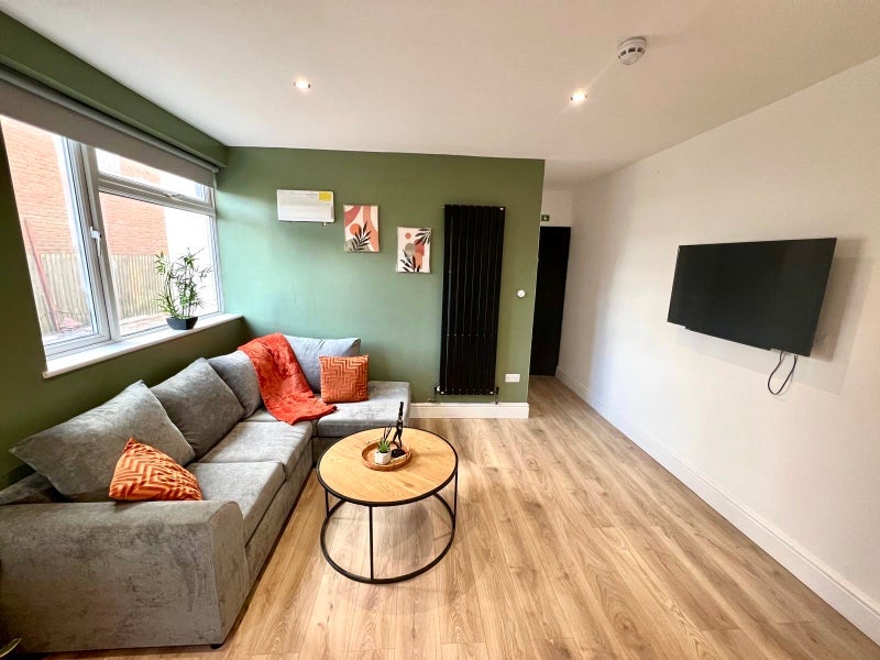 Room Camp Hill Road in Nuneaton and Bedworth