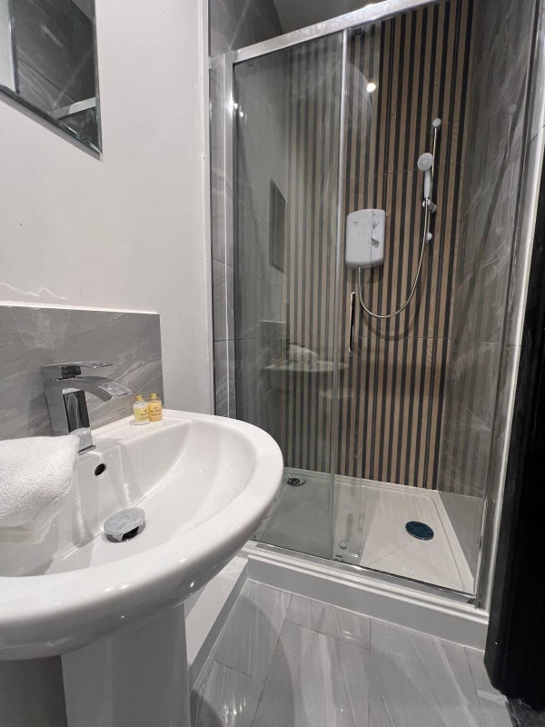 Room Camp Hill Road in Nuneaton and Bedworth