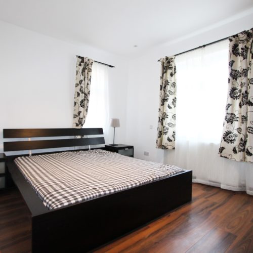 Flat Holmdale Gardens in Greater London