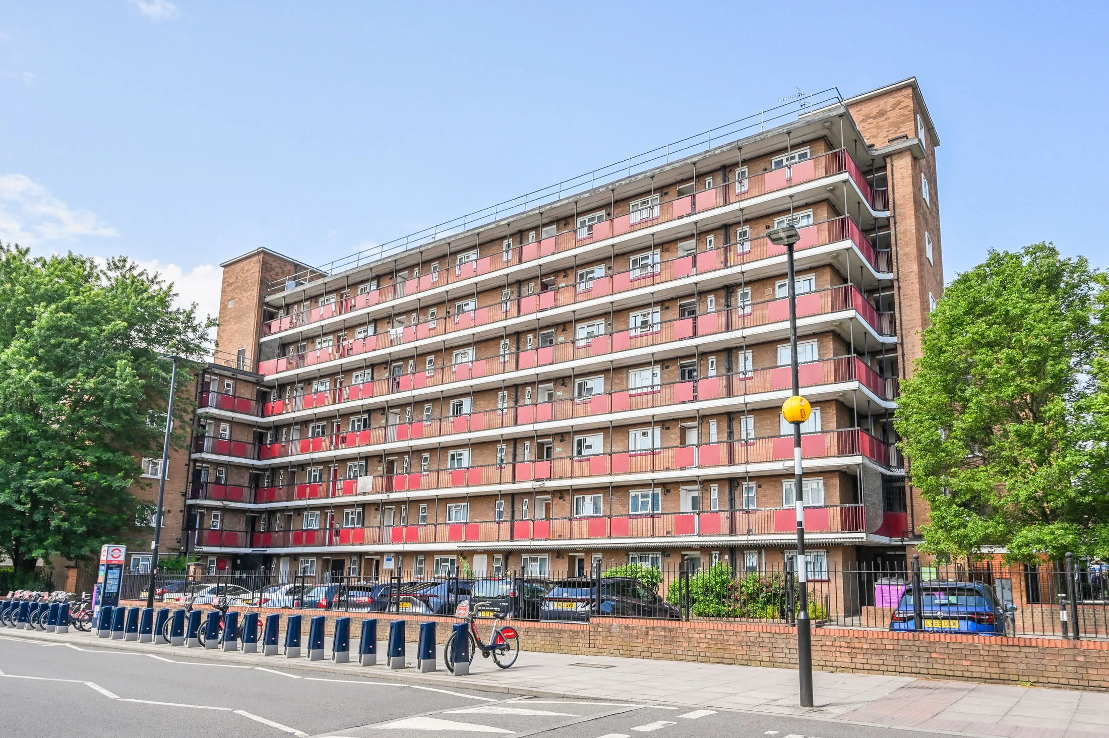 Flat Sidney Square in Greater London