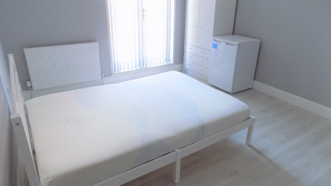 Room Biscot Road in Luton