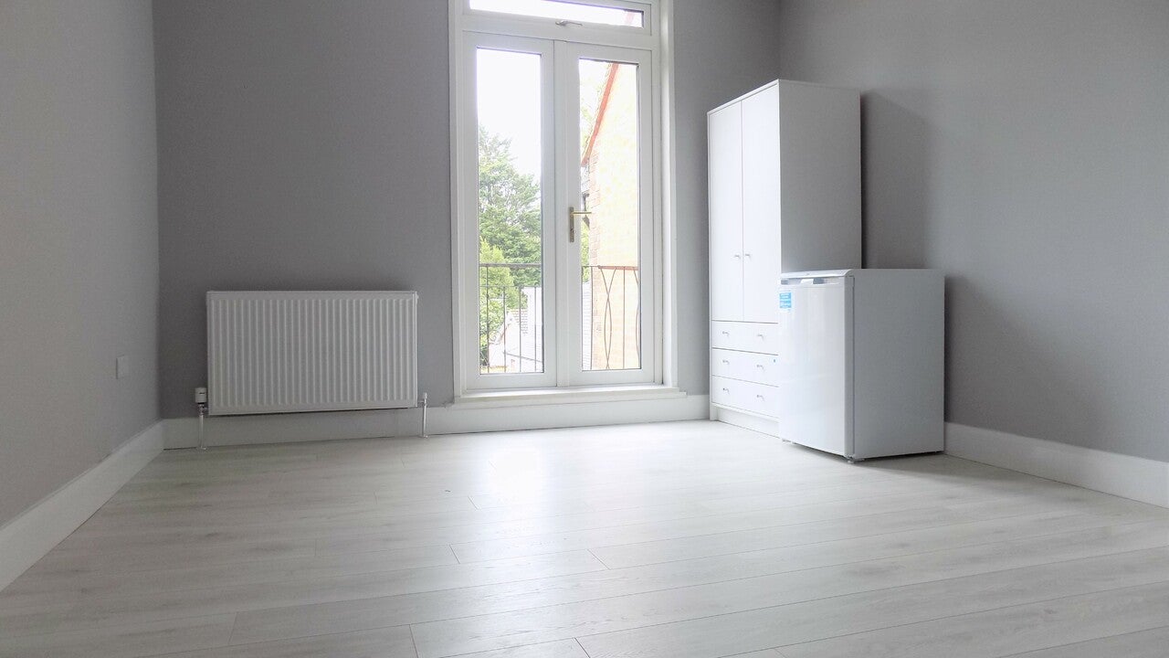 Room Biscot Road in Luton