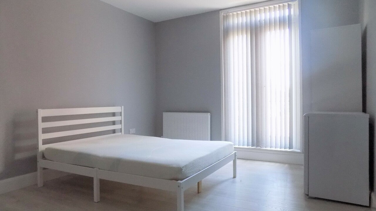 Room Biscot Road in Luton