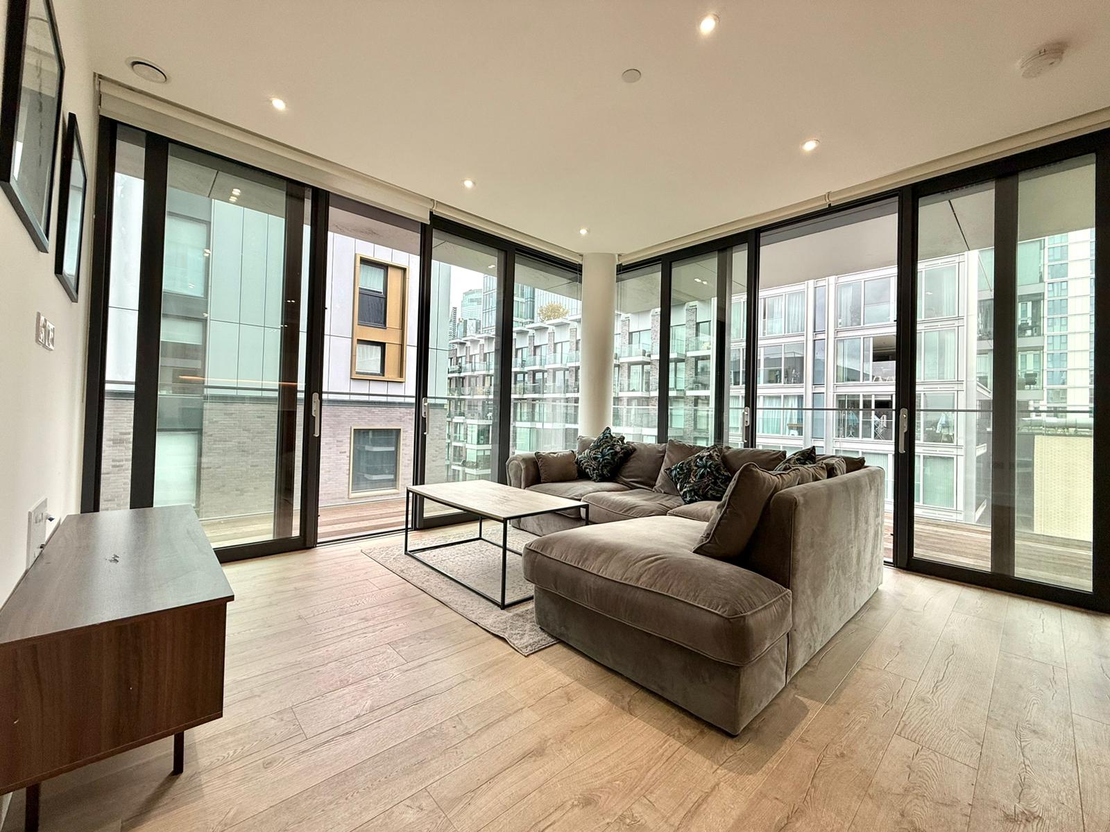 Flat Piazza Walk in Greater London