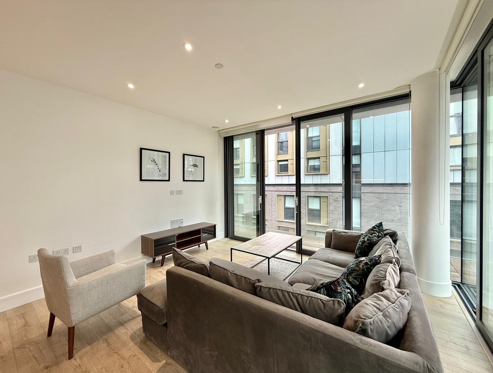 Flat Piazza Walk in Greater London