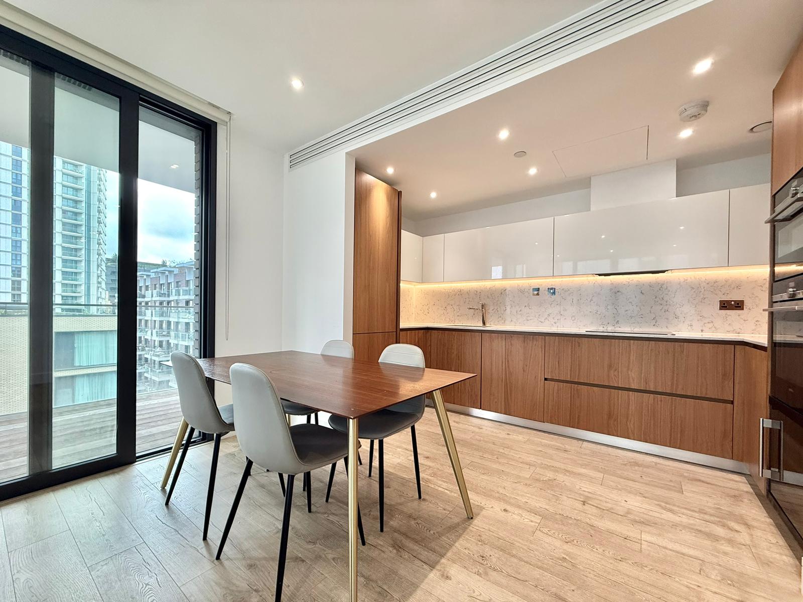 Flat Piazza Walk in Greater London