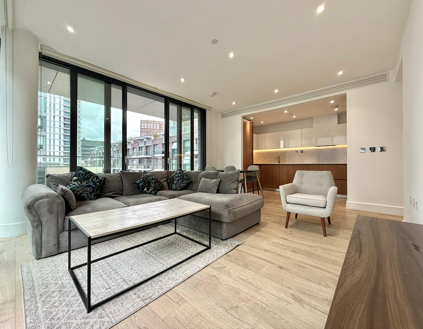 Flat Piazza Walk in Greater London