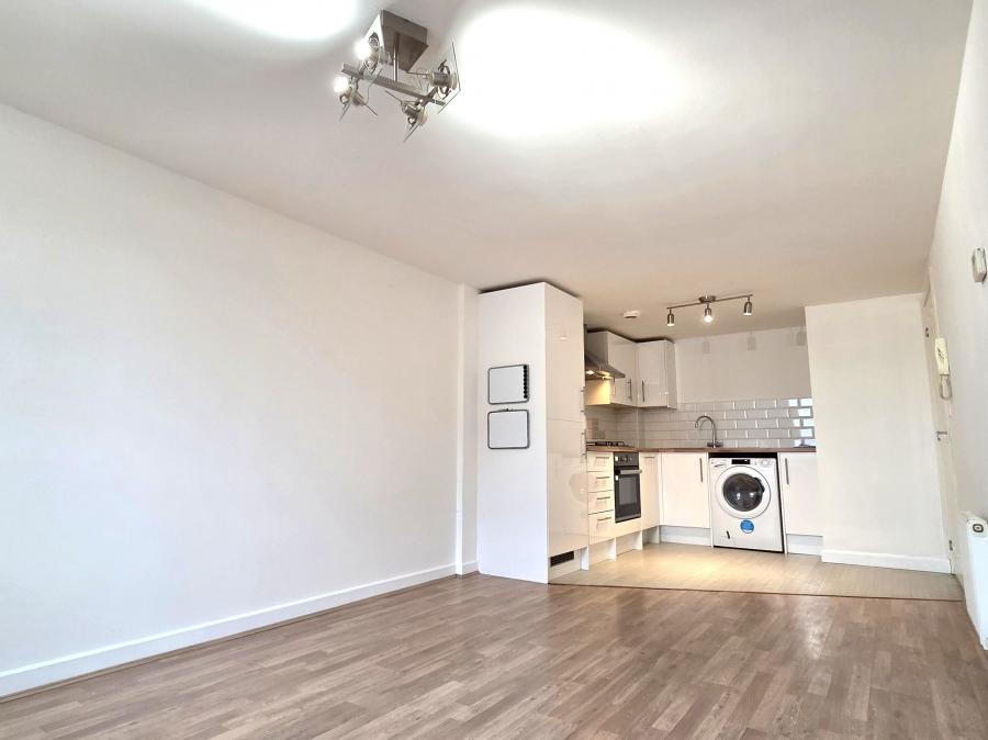Flat Pump House Crescent in Watford