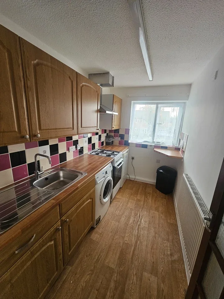 Flat Hardy Close in Slough