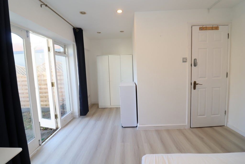 Room Globe Road in Greater London