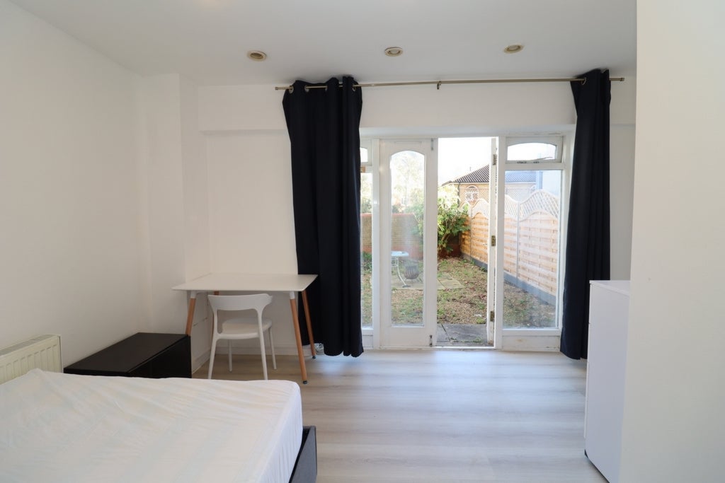 Room Globe Road in Greater London