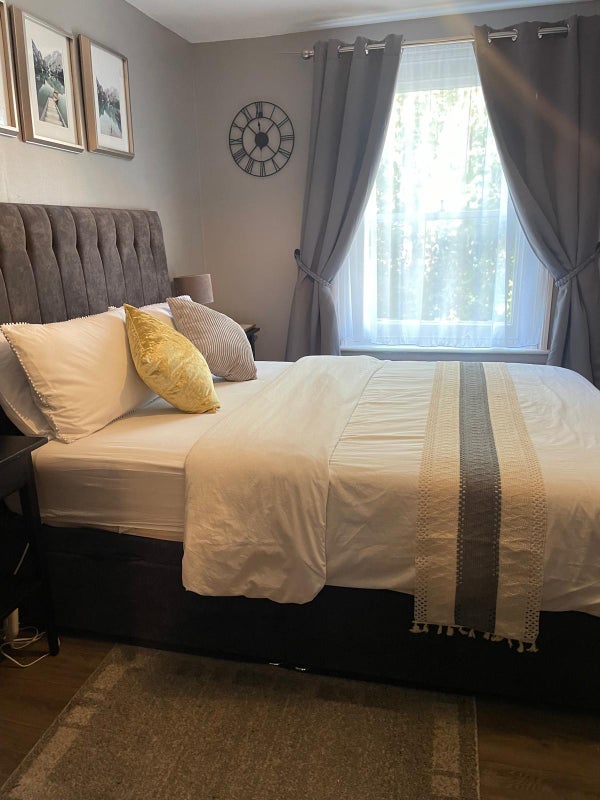 Room Corrance Road in Greater London