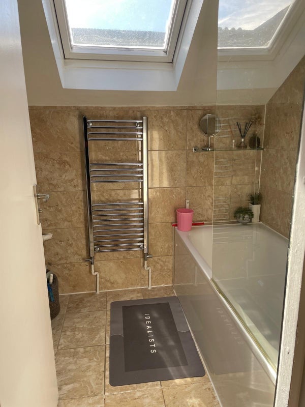 Room Corrance Road in Greater London