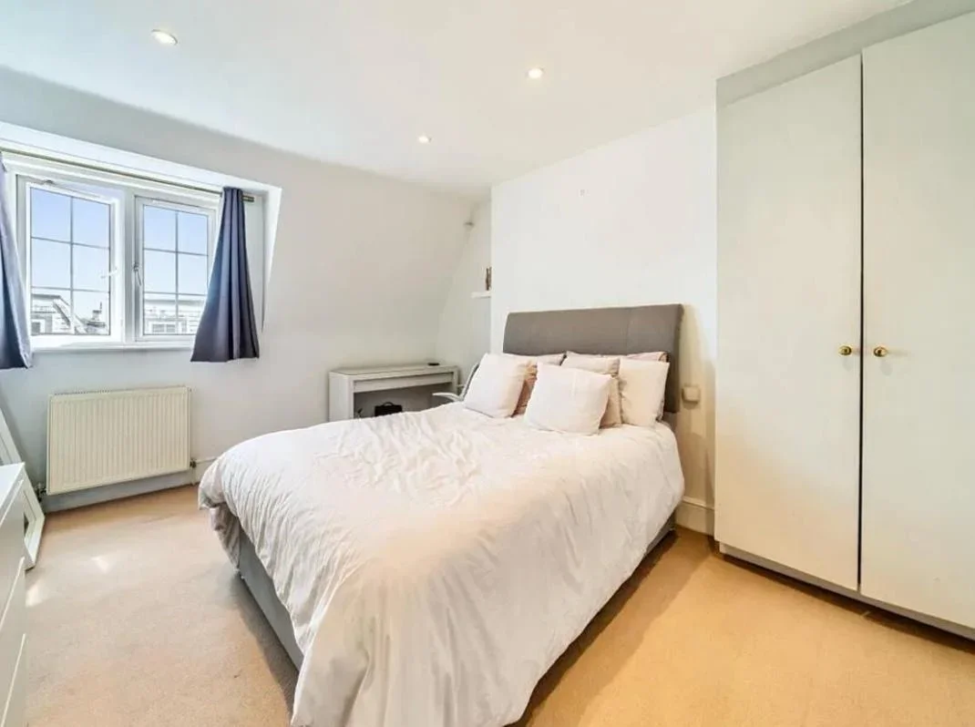 Flat Putney High Street in Greater London