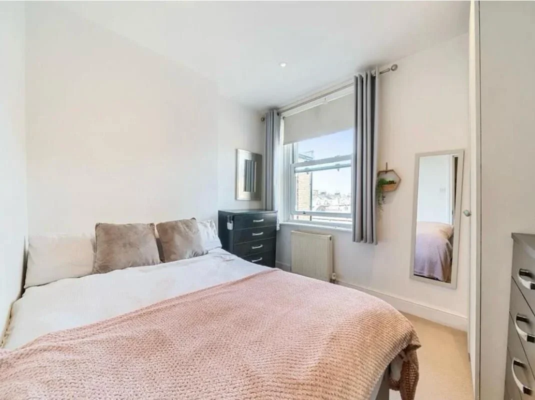 Flat Putney High Street in Greater London