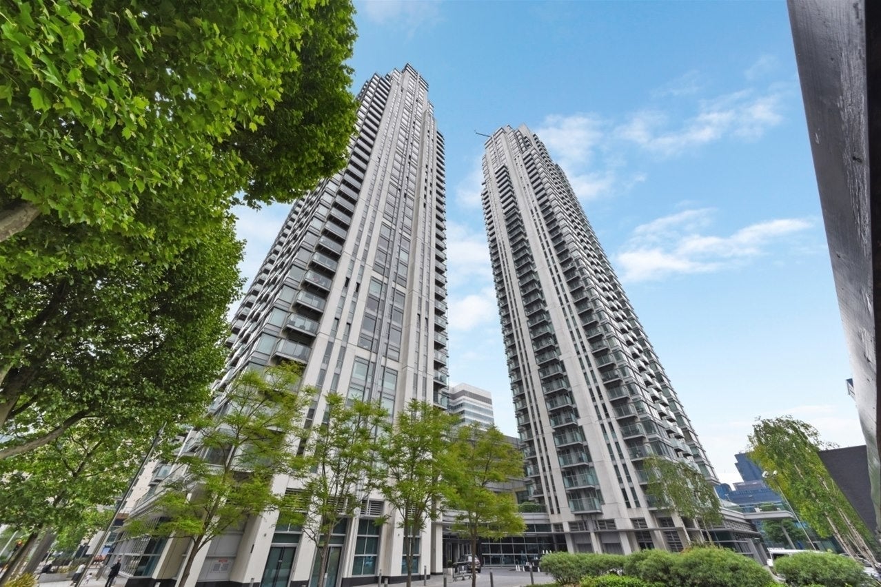 Flat Pan Peninsula Square in Greater London