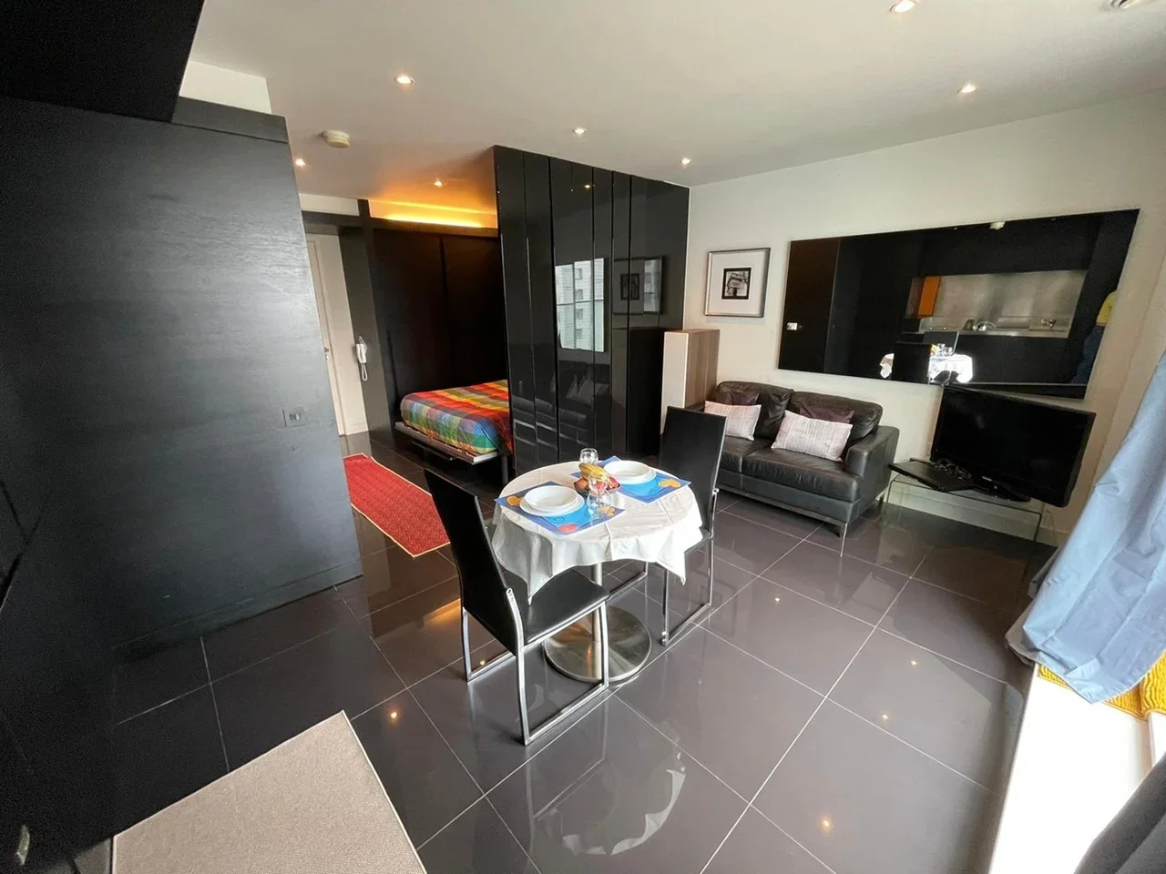 Flat Pan Peninsula Square in Greater London