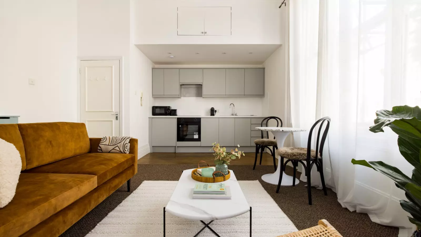 Flat Eardley Crescent in Greater London