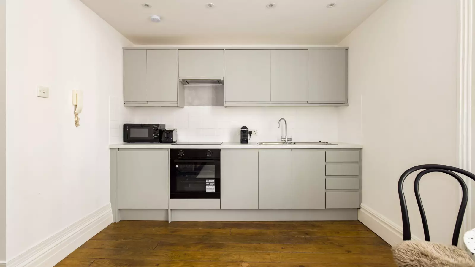Flat Eardley Crescent in Greater London