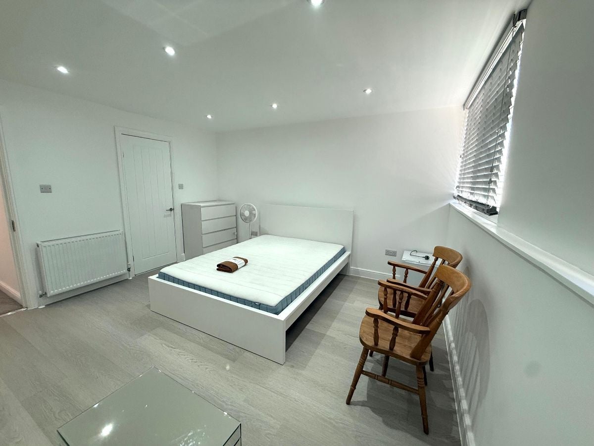 Room Ken Way in Greater London