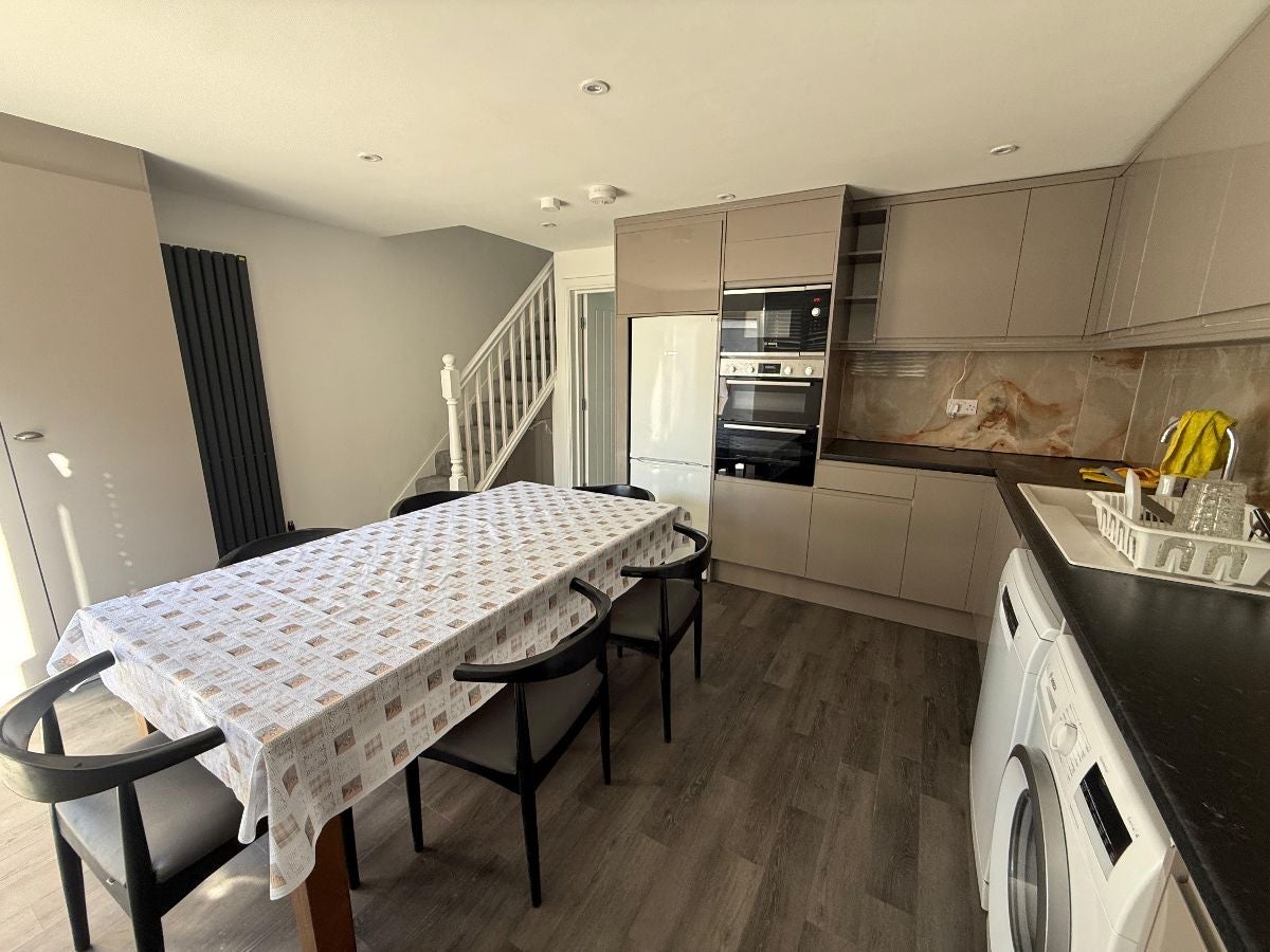 Room Ken Way in Greater London