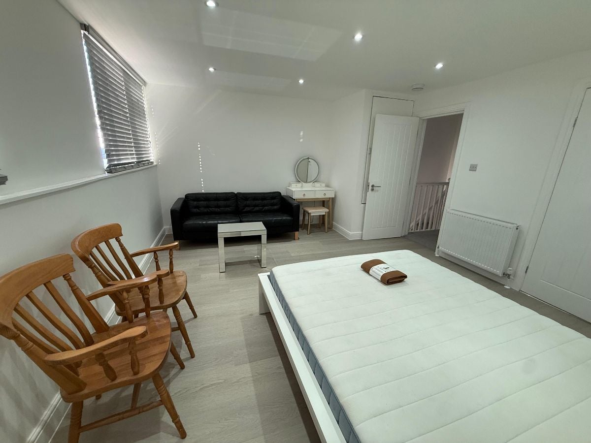 Room Ken Way in Greater London