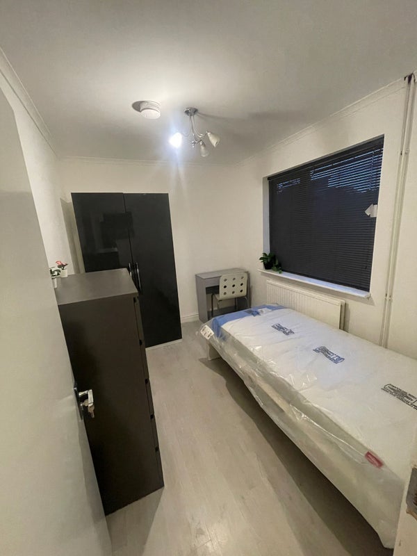 Room Goffenton Drive in Bristol