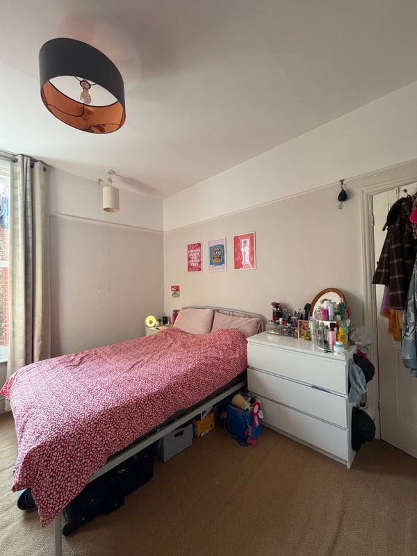 Room Crowborough Road in Greater London