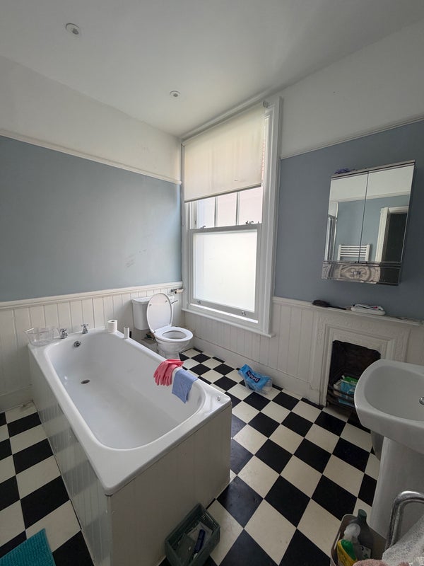 Room Crowborough Road in Greater London