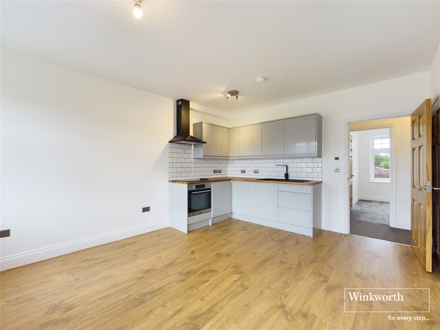 Flat Kenton Road in Greater London