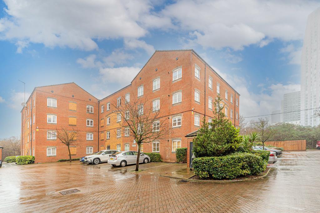 Flat Otter Close in Greater London