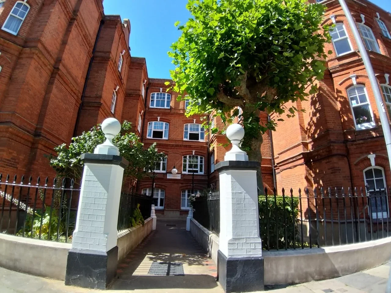 Flat Queen's Club Gardens in Greater London
