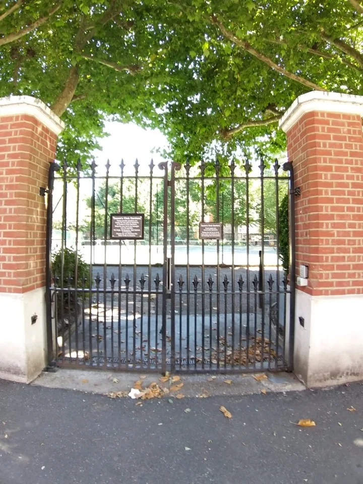 Flat Queen's Club Gardens in Greater London