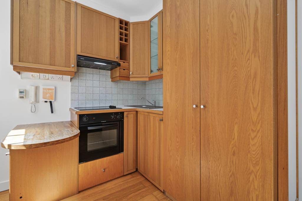 Flat Cartwright Gardens in Greater London
