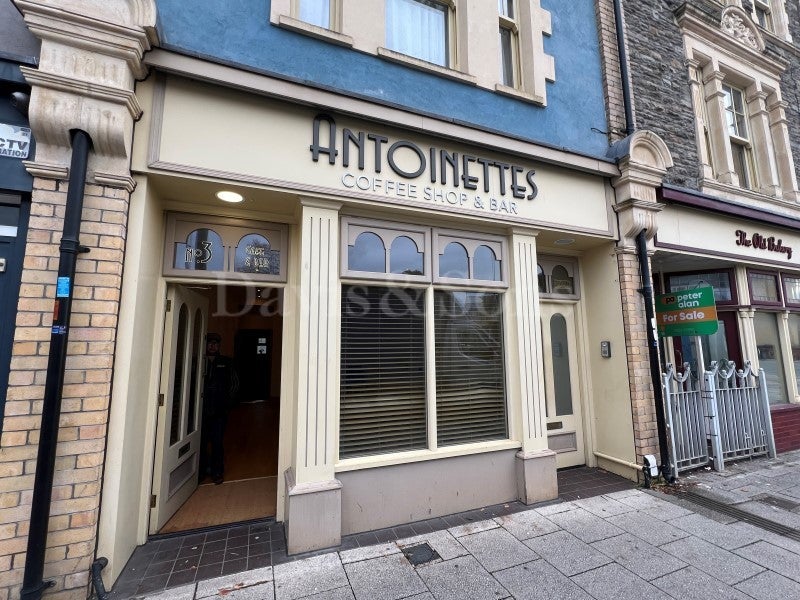 Flat Commercial Road in Newport