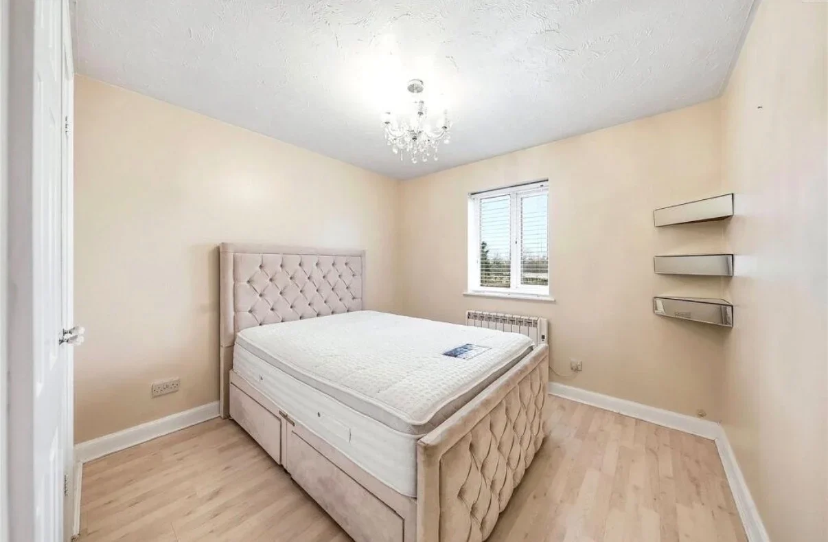 Flat Eton Way in Dartford