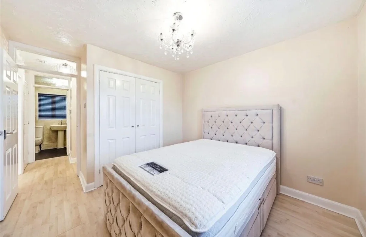 Flat Eton Way in Dartford