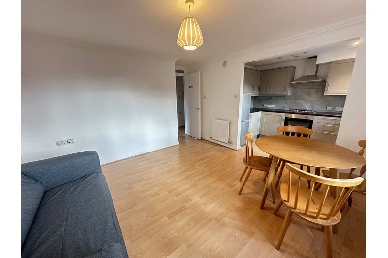 Flat Gainsborough Court in Greater London