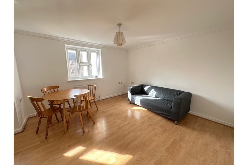 Flat Gainsborough Court in Greater London